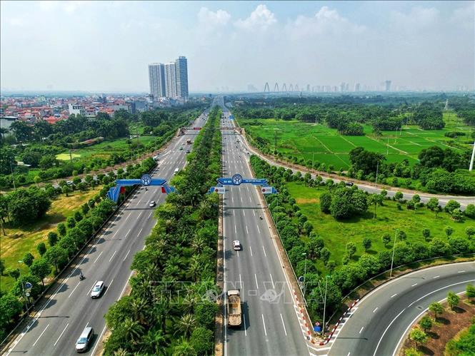 The city plans to add about 200,000-250,000 trees to its urban routes in 2022. VNA Photo