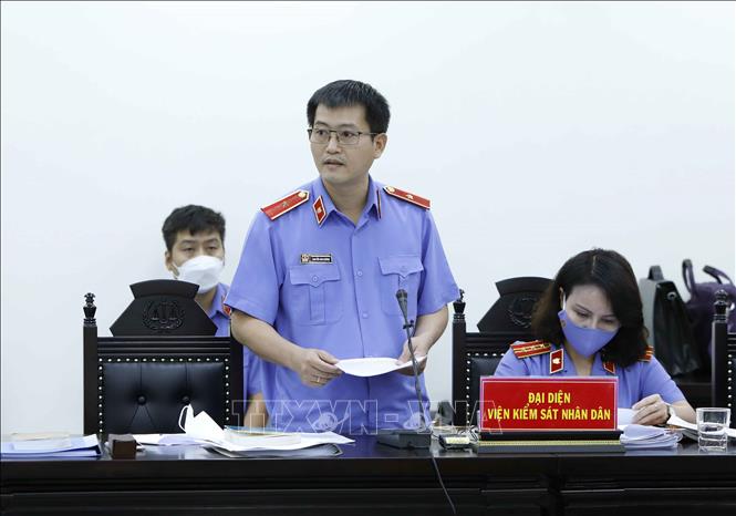 Trong ảnh: Đại diện Viện kiểm sát nhân dân đọc bản cáo trạng phiên tòa. Ảnh: An Đăng - TTXVN