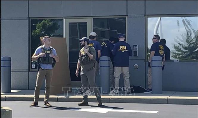 Trong ảnh: Nhân viên Cục Điều tra liên bang Mỹ (FBI) phong tỏa bên ngoài trụ sở FBI ở thành phố Cincinnati, bang Ohio (Mỹ), sau vụ một đối tượng có vũ trang tìm cách xông vào tòa nhà, ngày 11/8/2022. Ảnh: AP/TTXVN