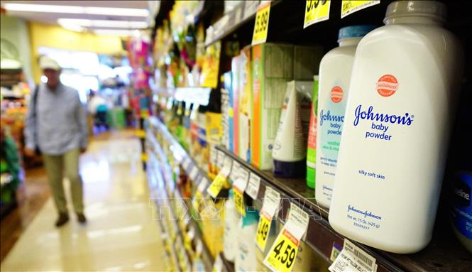Trong ảnh (tư liệu): Phấn rôm trẻ em của hãng dược phẩm Johnson & Johnson được bày bán tại siêu thị ở Alhambra, California, Mỹ, ngày 22/8/2017. Ảnh: AFP/ TTXVN