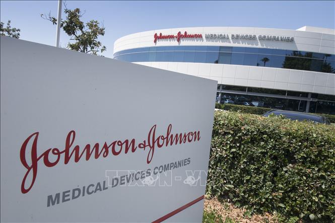 Trong ảnh: Biểu tượng hãng dược phẩm Johnson & Johnson tại trụ sở ở Irvine, California, Mỹ. Ảnh: AFP/ TTXVN
