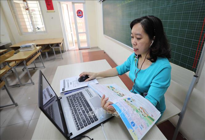Giáo viên Trường tiểu học Thăng Long, quận Hoàn Kiếm (Hà Nội) tích cực, chủ động dạy trực tuyến trong thời gian học sinh chưa thể tới trường vì ảnh hưởng dịch COVID-19. Ảnh: Thanh Tùng - TTXVN