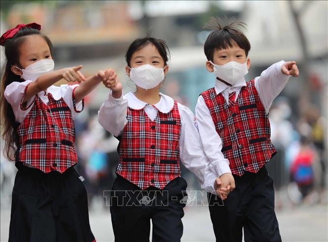 Học sinh Thủ đô hân hoan khi được tới trường học trực tiếp sau thời gian tạm ngưng tới trường để phòng, chống dịch COVID-19. Ảnh: Thanh Tùng - TTXVN