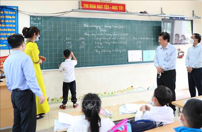 Thứ trưởng Bộ Giáo dục Và Đào tạo Nguyễn Hữu Độ kiểm tra thực hiện chương trình giáo dục phổ thông mới, cấp Tiểu học tại huyện Mê Linh (Hà Nội). Ảnh: Thanh Tùng - TTXVN