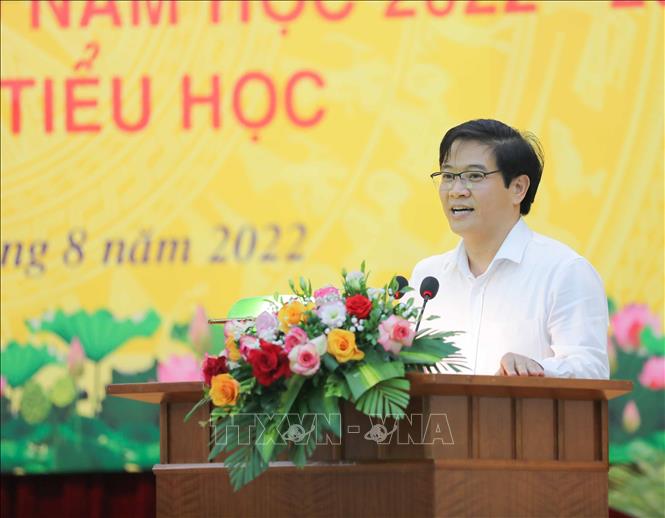 Vụ trưởng Vụ Giáo dục Tiểu học (Bộ Giáo dục và Đào tạo) Thái Văn Tài báo cáo tổng kết năm học 2021 - 2022 tại hội nghị. Ảnh: Thanh Tùng - TTXVN