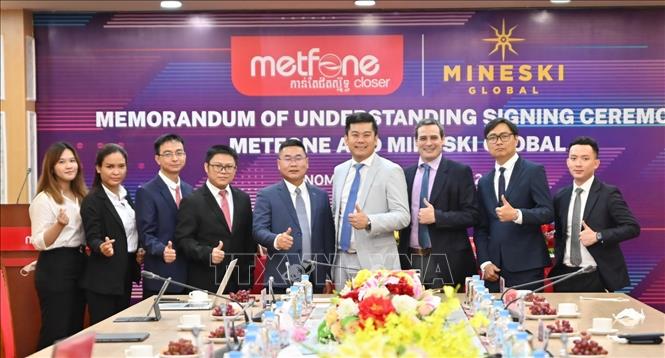 Ông Ronald Robins, người sáng lập kiêm Chủ tịch Công ty Mineski và các lãnh đạo chủ chốt của Công ty Metfone tại lễ ký. Ảnh: Vũ Hùng - TTXVN