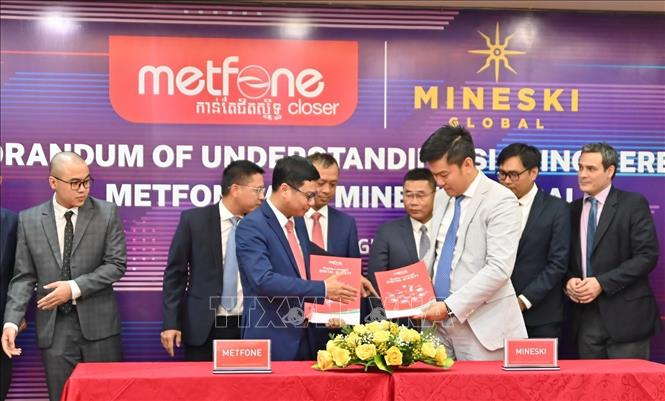 Ông Phùng Văn Cường, Tổng Giám đốc Metfone và ông Ronald Robins, người sáng lập kiêm Chủ tịch Công ty Mineski ký hợp tác. Ảnh: Vũ Hùng - TTXVN