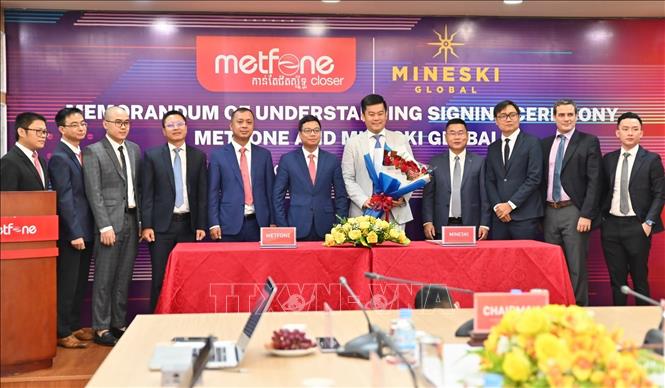 Lãnh đạo Công ty Metfone và Công ty Mineski tại lễ ký hợp tác. Ảnh: Vũ Hùng - TTXVN
