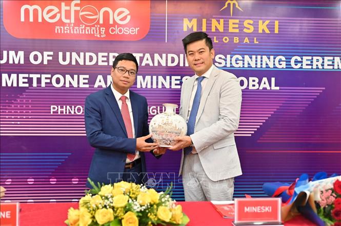 Ông Phùng Văn Cường Tổng Giám đốc Metfone và ông Ronald Robins, người sáng lập kiêm Chủ tịch Công ty Mineski. Ảnh: Vũ Hùng - TTXVN