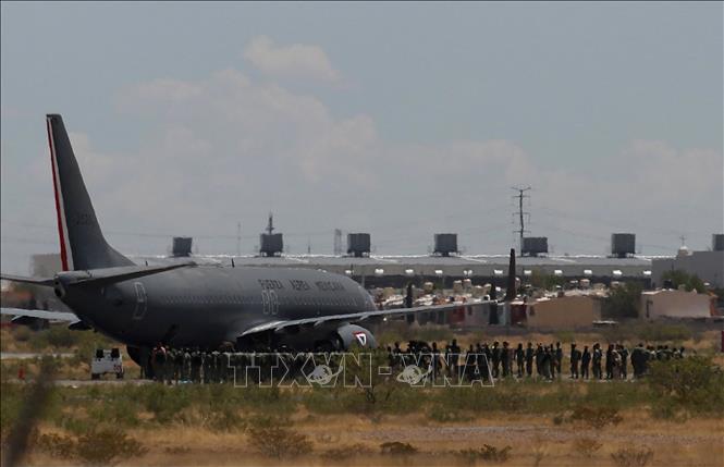 Trong ảnh: Máy bay chở binh sĩ quân đội Mexico tới triển khai tại Ciudad Juarez, ngày 12/8/2022. Ảnh: AFP/TTXVN