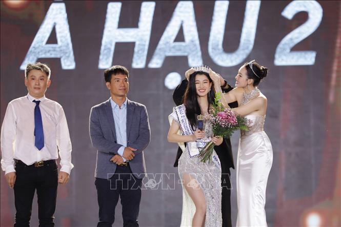 Trao vương miện Á hậu 2 cho thí sinh Nguyễn Phương Nhi (Số báo danh 116) đến từ Thanh Hóa. Ảnh: TTXVN phát