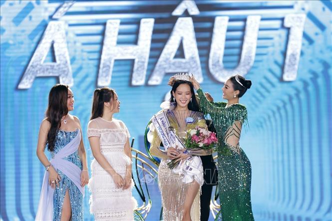 Trao vương miện Á hậu 1 cho người đẹp Lê Nguyễn Bảo Ngọc (Số báo danh 228) đến từ Cần Thơ. Ảnh: TTXVN phát