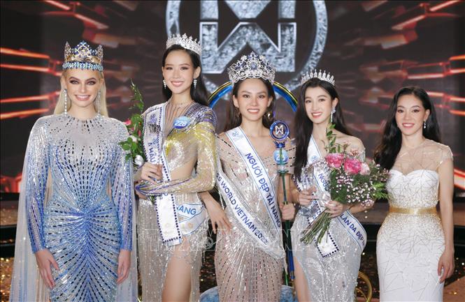 Đương kim Miss World 2021 Karolina Bielawska, Trưởng Ban tổ chức Miss World Vietnam 2022 Phạm Kim Dung và top 3. Ảnh: TTXVN phát