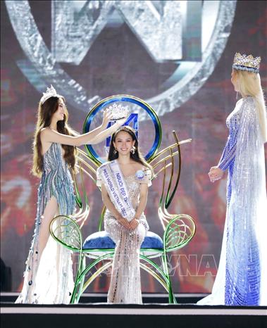 Miss World Vietnam 2019 Lương Thùy Linh trao vương miện Miss World Vietnam 2022 cho người đẹp Huỳnh Nguyễn Mai Phương. Ảnh: TTXVN phát