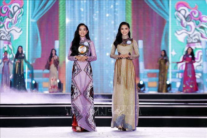  Các thí sinh trong phần thi Áo dài dân tộc. Ảnh: TTXVN phát