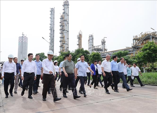 Thủ tướng Phạm Minh Chính kiểm tra hoạt động của Nhà máy Đạm Ninh Bình. Ảnh: Dương Giang-TTXVN
