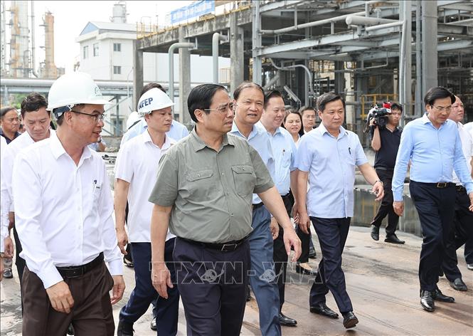 Thủ tướng Phạm Minh Chính kiểm tra hoạt động của Nhà máy Đạm Ninh Bình. Ảnh: Dương Giang-TTXVN
