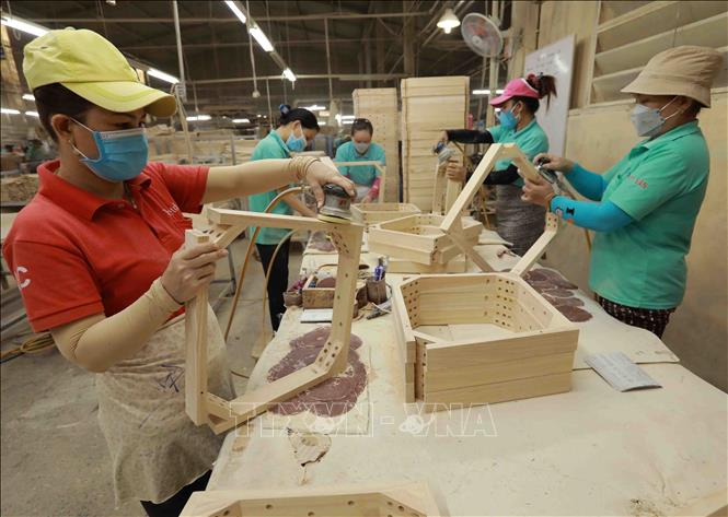 Hoạt động sản xuất đồ gỗ nội thất xuất khẩu tại Công ty TNHH Thiết Đan. Ảnh: Vũ Sinh - TTXVN