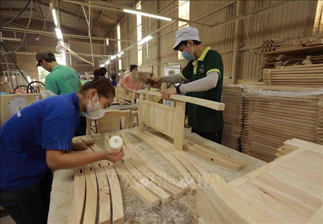 Sản xuất đồ gỗ nội thất xuất khẩu tại nhà máy của Công ty TNHH Thiết Đan. Ảnh: Vũ Sinh - TTXVN