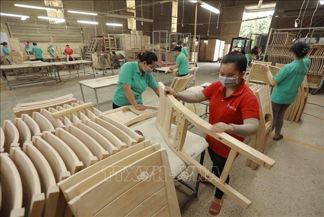 Hoàn thiện sản phẩm đồ gỗ nội thất xuất khẩu tại nhà máy của Công ty TNHH Thiết Đan. Ảnh: Vũ Sinh - TTXVN