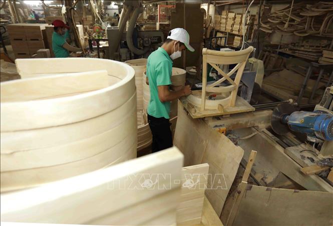 Sản xuất đồ gỗ nội thất xuất khẩu tại nhà máy của Công ty TNHH Thiết Đan. Ảnh: Vũ Sinh - TTXVN