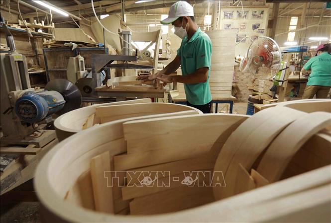 Sản xuất đồ gỗ nội thất xuất khẩu tại nhà máy của Công ty TNHH Thiết Đan. Ảnh: Vũ Sinh - TTXVN
