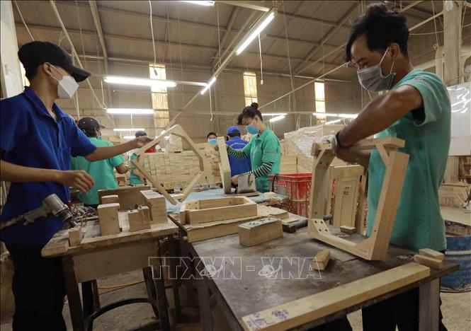 Sản xuất đồ gỗ nội thất xuất khẩu tại nhà máy của Công ty TNHH Thiết Đan. Ảnh: Vũ Sinh - TTXVN