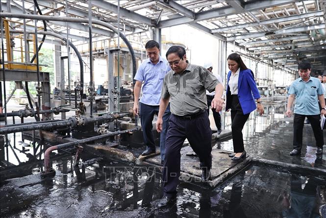 Thủ tướng Phạm Minh Chính kiểm tra hoạt động của Nhà máy Đạm Ninh Bình. Ảnh: Dương Giang-TTXVN
