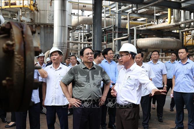 Thủ tướng Phạm Minh Chính kiểm tra hoạt động của Nhà máy Đạm Ninh Bình. Ảnh: Dương Giang-TTXVN

