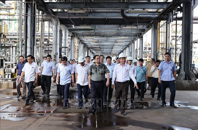 Thủ tướng Phạm Minh Chính kiểm tra hoạt động của Nhà máy Đạm Ninh Bình. Ảnh: Dương Giang-TTXVN
