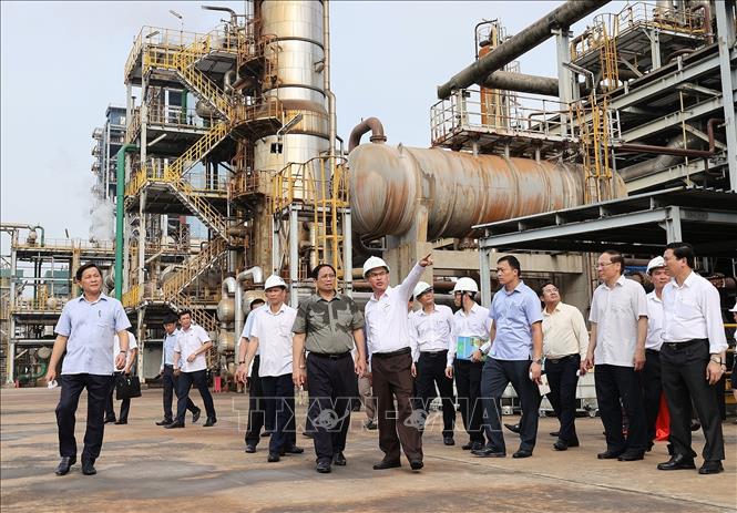 Thủ tướng Phạm Minh Chính kiểm tra hoạt động của Nhà máy Đạm Ninh Bình. Ảnh: Dương Giang-TTXVN