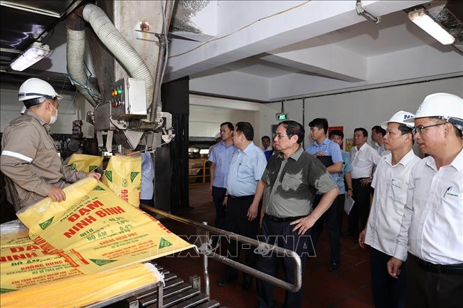 Thủ tướng Phạm Minh Chính thăm dây chuyền đóng bao phân bón Ure của Nhà máy Đạm Ninh Bình. Ảnh: Dương Giang-TTXVN
