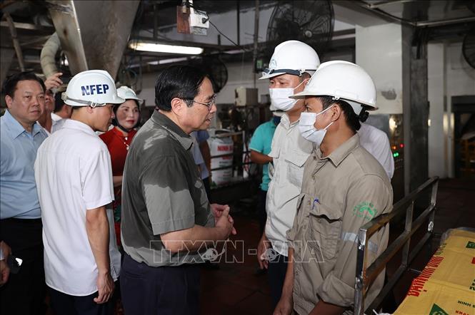 Thủ tướng Phạm Minh Chính thăm hỏi công nhân, người lao động của Nhà máy Đạm Ninh Bình. Ảnh: Dương Giang-TTXVN