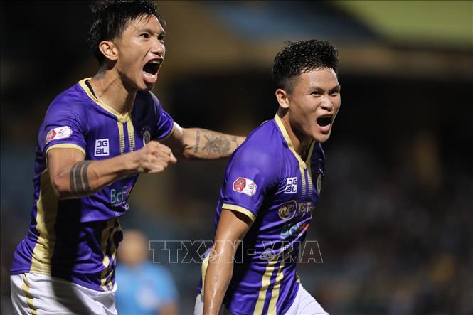 Cầu thủ Phạm Tuấn Hải (phải, số 9, Hà Nội) ghi bàn thắng nâng tỷ số lên 2-0 ở phút thứ 56 của trận đấu. Ảnh: Minh Quyết - TTXVN