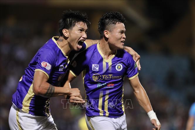 Cầu thủ Phạm Tuấn Hải (phải, số 9, Hà Nội) ghi bàn thắng nâng tỷ số lên 2-0 ở phút thứ 56 của trận đấu. Ảnh: Minh Quyết - TTXVN