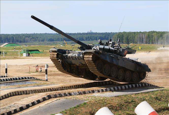 Crew No. 1 competes at the “Tank biathlon” event. VNA Photo: Trần Văn Hiếu