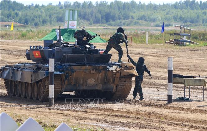 Crew No.1 of the Vietnamese tank team prepares guns to take down targets. VNA Photo: Trần Văn Hiếu