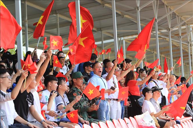 A large number of Vietnamese people in Russia came to the Alabino training ground, outside Moscow, to cheer for the tank team. VNA Photo: Duy Trinh 