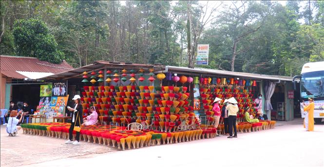 Giant colourful “bouquets” of incense sticks attract tourists. VNA Photo: Tường Vi