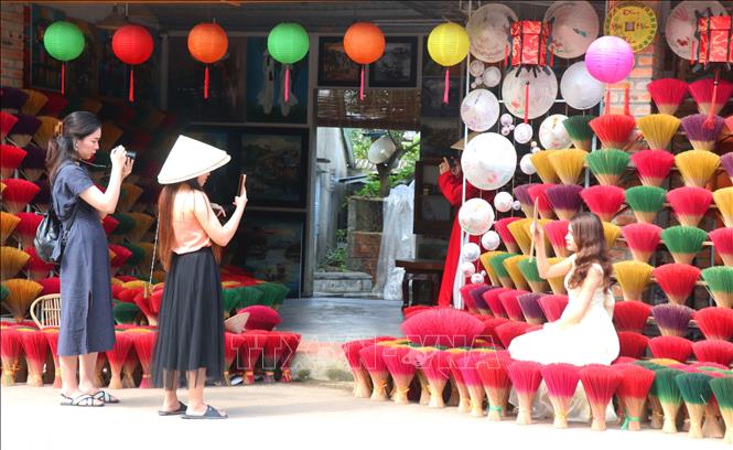 Giant colourful “bouquets” of incense sticks attract tourists. VNA Photo: Tường Vi