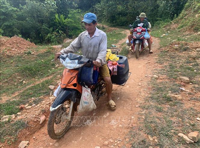  Nhu yếu phẩm được vận chuyển qua đò, sau đó chở bằng xe máy vào bãi vàng Nậm Khá, xã Mù Cả. Ảnh: Nhóm PV TTXVN tại Lai Châu