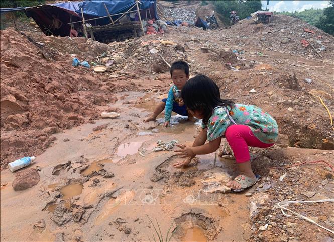 Trẻ em vui đùa trên bãi thải ở điểm khai thác vàng Nậm Khá, xã Mù Cả, huyện Mường Tè, tỉnh Lai Châu. Ảnh: Nhóm PV TTXVN tại Lai Châu