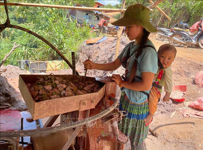 Trẻ em cũng được bố mẹ mang vào bãi làm vàng. Ảnh: Nhóm PV TTXVN tại Lai Châu