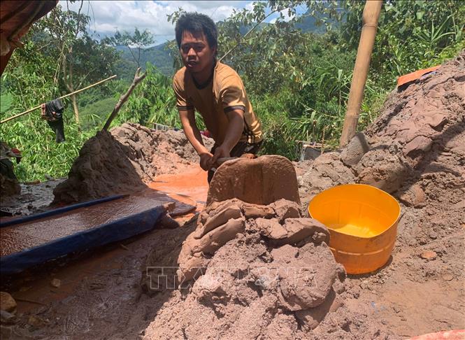 Một phu vàng làm việc tại điểm Nậm Khá, xã Mù Cả, huyện Mường Tè, tỉnh Lai Châu. Ảnh: Nhóm PV TTXVN tại Lai Châu