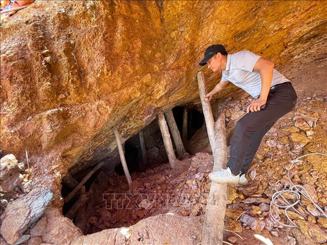 Phóng viên TTXVN xâm nhập một hầm vàng tại điểm Nậm Khá, xã Mù Cả, huyện Mường Tè, tỉnh Lai Châu. Ảnh: Nhóm PV TTXVN tại Lai Châu