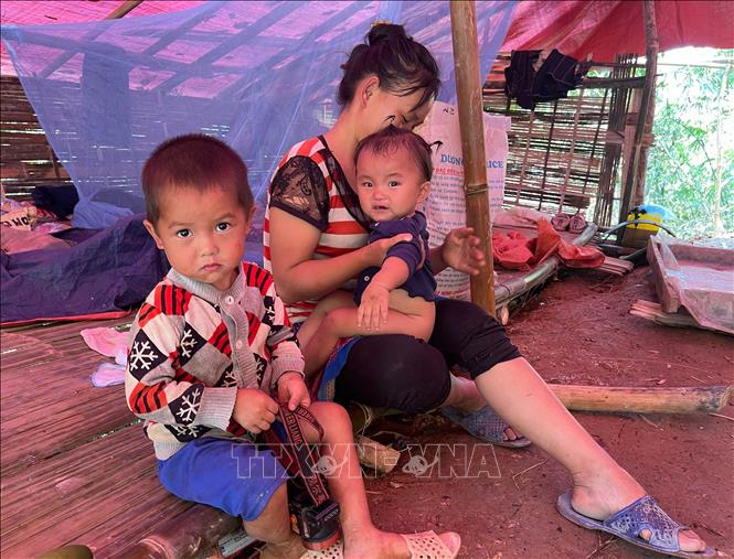 Cuộc sống của trẻ em theo chân cha mẹ vào tìm vàng ở điểm Nậm Khá, xã Mù Cả, huyện Mường Tè, tỉnh Lai Châu. Ảnh: Nhóm PV TTXVN tại Lai Châu