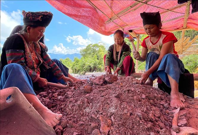 Cuộc sống tại điểm khai thác vàng Nậm Khá, xã Mù Cả, huyện Mường Tè, tỉnh Lai Châu còn nhộn nhịp, sôi động hơn cuộc sống ở trong bản. Ảnh: Nhóm PV TTXVN tại Lai Châu