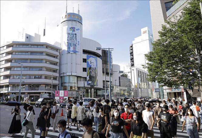 Trong ảnh: Người dân di chuyển trên đường phố tại Tokyo, Nhật Bản, ngày 30/7/2022. Ảnh: Kyodo/ TTXVN