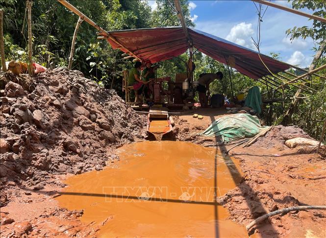 Tình trạng khai thác vàng trái phép tại huyện Mường Tè, tỉnh Lai Châu thời gian gần đây hoạt động rầm rộ, nhộn nhịp. Ảnh: Nhóm PV TTXVN tại Lai Châu
