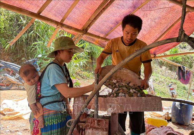 Các gia đình dựng lán trại, ăn ở tại chỗ hàng tuần, hàng tháng để khai thác vàng. Ảnh: Nhóm PV TTXVN tại Lai Châu